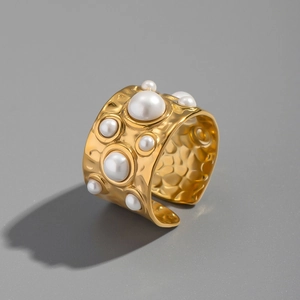 Détail de la bague dorée texturée martelée avec perles blanches artificielles