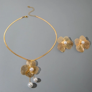 Détail du collier à pampilles feuilles de ginkgo dorées avec perles et boucles d'oreilles