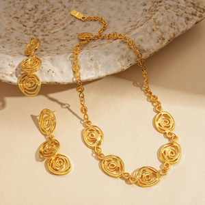 Parure bijoux vintage fleur évidée dorée avec collier pendentif spirale et boucles d'oreilles