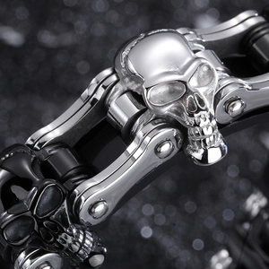 Makroaufnahme von Silberschädel-Link auf schwarzem Edelstahl-Armband im Rocker-Stil