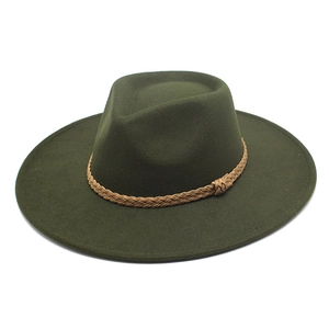 Vista dall'alto di un cappello fedora verde oliva a tesa larga con cordino intrecciato marrone