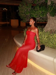Eng anliegendes rotes trägerloses Maxikleid mit transparenten Netzeinsätzen und Silhouette