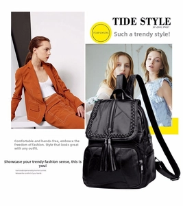 Detail eines schwarzen PU-Lederrucksacks mit Webkante und modischen Quasten-Reißverschlüssen