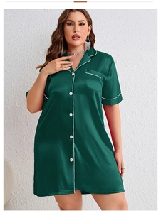 Dettaglio del top del pigiama in raso verde scuro con bordino bianco per donna