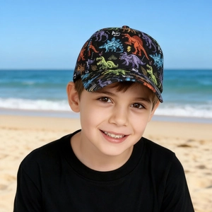 Casquette de baseball enfant avec imprimé dinosaure et visière courbée sur la plage