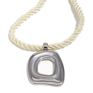 Minimalistische silberne geometrische Halskette mit elfenbeinfarbener Kordelkette