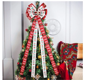 Dettaglio del fiocco per albero di Natale a doppio strato con nastri Merry Christmas