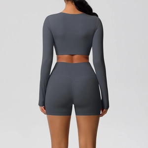 Achteraanzicht van het grijze yoga-set met lange mouwen en high waist shorts textuur