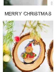 Nahaufnahme von Weihnachtsbaumanhänger aus Holz mit Schneemann und rustikalem Rindenrand