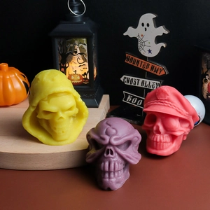 Halloween Totenkopf Kerzenformen mit bunten Kapuzen-Schädeln und Grusel-Deko