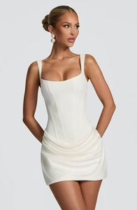 Dettaglio mini abito bianco stile corsetto con design bodycon arricciato e stecche interne