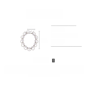 Vue détaillée du collier fleur avec perles d'imitation et strass sur fond blanc pur