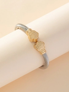 Dettaglio del bracciale a cavo argento con punte floreali dorate e trama fine