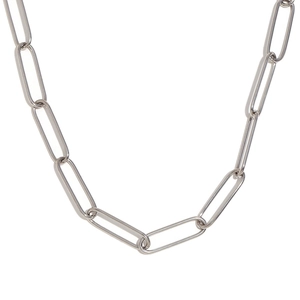 Collier élégant à maillons trombone en acier inoxydable argenté sur fond blanc épuré