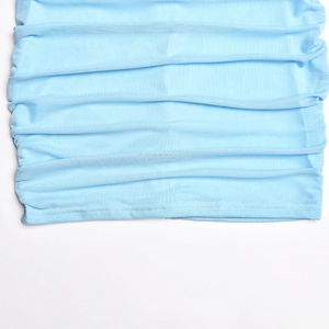 Detailaufnahme des blauen Strickstoffs mit eleganter horizontaler Faltenstruktur