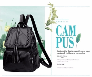 Detailansicht eines schwarzen PU-Rucksacks mit Quasten-Reißverschluss und Webtextur