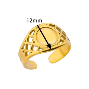 Detailed view of 12mm round tray on gold plated stainless steel ring with mesh texture