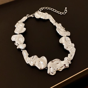 Détail macro du collier en argent au design lave liquide avec fermoir ajustable