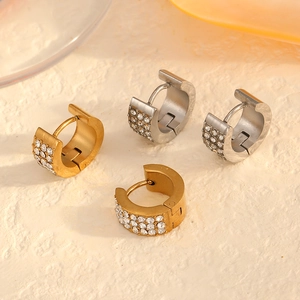 Orecchini A Cerchio Huggie Larghi In Acciaio Inossidabile Con Tre File Di Zirconi Pavé Gioielli Di Lusso Per Donna