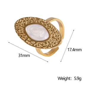 Vue détaillée de la bague en acier doré avec texture martelée et incrustation blanche