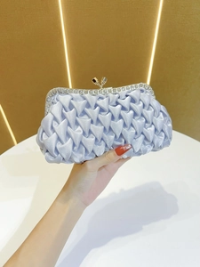 Dettaglio della pochette da sera in raso a pieghe con cornice in strass scintillanti