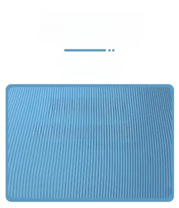 Gros plan du tissu bleu côtelé montrant la texture en maille respirante et douce élasticité