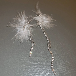 Boucles d'oreilles plumes asymétriques élégantes avec chaînes argentées et strass brillants
