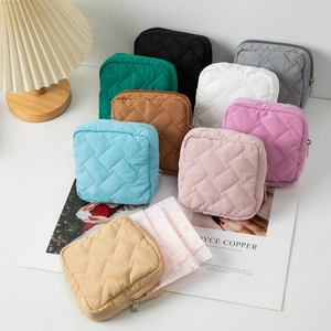Trousses de voyage matelassées esthétiques en plusieurs couleurs avec zips métalliques