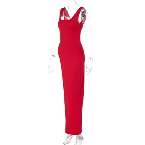 Détail de la robe longue rouge sans manches ajustée avec fente et tissu stretch