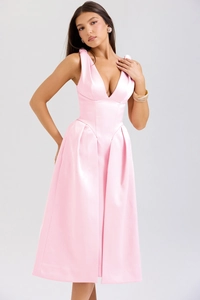 Vue détaillée de la robe en satin rose avec décolleté en V profond et jupe plissée fluide