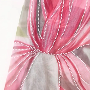 Robe longue dos nu à fleurs rose et gris avec détails perlés et décolleté licou sexy