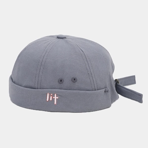 Vista de detalle del bordado 'lit' en un gorro docker gris de estilo vintage retro.
