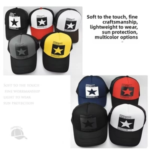 Detailansicht der atmungsaktiven Mesh-Trucker-Caps mit Fünf-Sterne- und Textdruck
