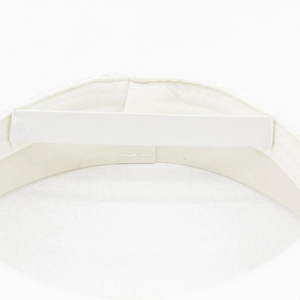Détail de la doublure de casquette blanche avec bande réglable et coutures soignées