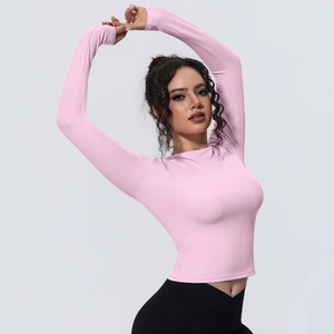 Détail du tissu extensible rose de haut de yoga montrant la texture tricotée respirante
