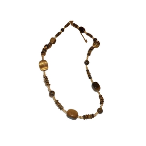 Collier de perles œil de tigre ovales avec tons ambrés et perles dorées espacées