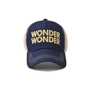 Dettaglio della visiera in cotone blu navy con tripla cucitura e mesh traspirante sul cappello