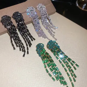 Boucles d'oreilles à pompons méduse avec zircons en noir, argent et vert émeraude