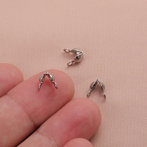 Edelstahl Kalotten Perlspitzen für DIY Schmuckherstellung auf der Fingerspitze
