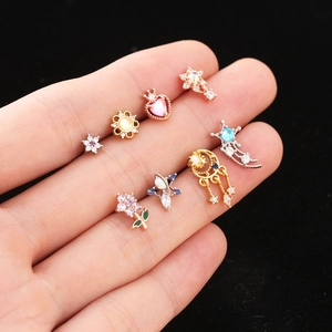Lot de 8 clous d'oreilles en zircon avec motifs d'étoile et couronne en doré et argenté