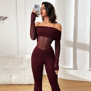 Eleganter weinroter Jumpsuit mit Netz-Einsätzen und Carmen-Ausschnitt für Damen