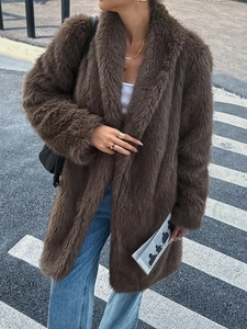 Détail d'un élégant manteau en peluche marron avec grand col à revers pour l'automne