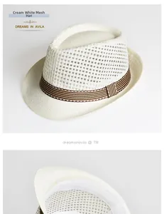 Détails d'un chapeau de paille crème à mailles ajourées avec ruban rayé et intérieur