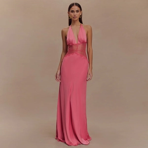Detailaufnahme des rosa Satin-Maxikleids mit eleganten Spitze-Einsätzen an der Taille
