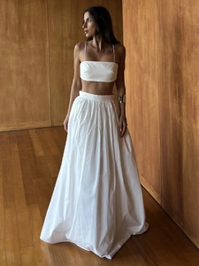 Ensemble blanc deux pièces en coton avec top caraco court et jupe longue taille haute
