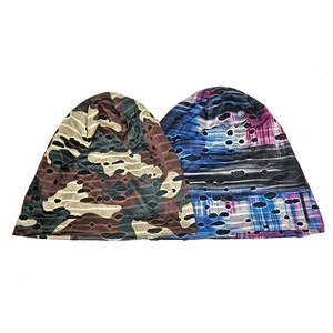 Berretti slouchy in maglia mimetica e scozzese con fori decorativi tagliati al laser