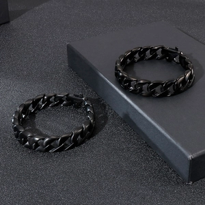 Détail du bracelet gourmette en acier inoxydable noir mat avec fermoir gravé