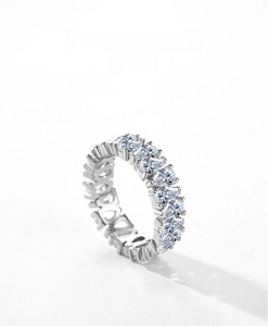 Détail macro d'une bague d'éternité en argent S925 sertie de zircons en forme de goutte