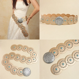 Détails d'une ceinture bohème avec incrustations turquoise et boucle argentée