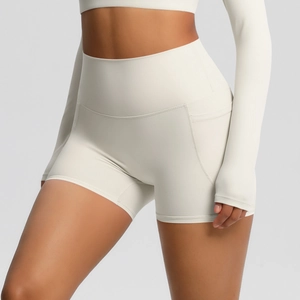 Détail du short de yoga crème à taille haute avec poches latérales et coutures renforcées